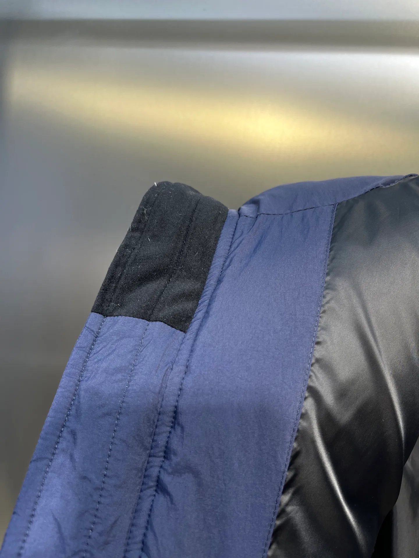 P800 Canada gooes】Large Goose Sleeve Stand Collar Down Jacket The Lawrence Down Jacket provides essential protection for everyday adventures. Delicately soft fabric, this is a water-repellent fabric that is soft to the touch yet durable. Filled with extremely fluffy white duck down. This piece has a quilted body and structured down. Padded collar and reflective double-stripe grip tape. Extended hem and tucked-in inner rib-knit cuffs.  Size: XS-2XL